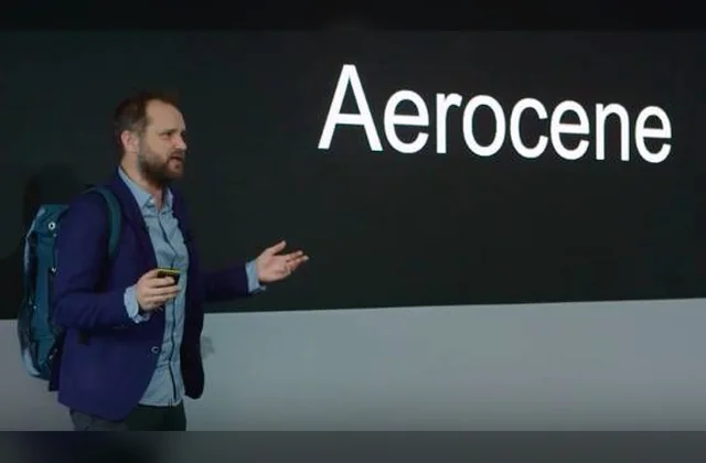 Tomás Saraceno 在 Aerocene 项目展示现场做介绍